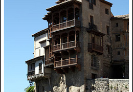 Casas colgadas (vista frontal)