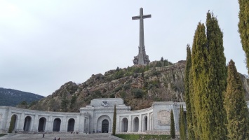 Cruz del Valle de los Caídos con Basílica